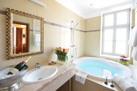 Deluxe Double or Twin Room | Bathroom | Free toiletries, hair dryer, towels