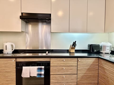 1-Bedroom Premier Apartment | Private kitchen | Fridge, microwave, stovetop, cookware/dishes/utensils