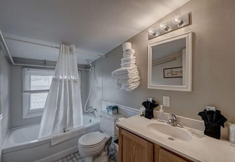 Cattail Lodge  | Bathroom | Free toiletries, hair dryer, towels, soap