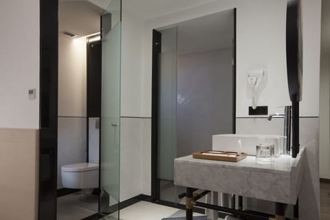 Corner Suite | Bathroom | Free toiletries, hair dryer, slippers, towels
