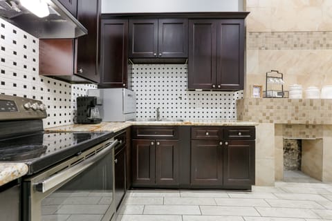 Comfort Condo, 4 Bedrooms, Balcony | Private kitchen | Fridge, microwave, oven, stovetop