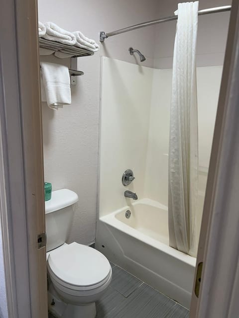 Combined shower/tub, designer toiletries, hair dryer, towels