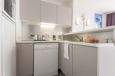 Apartment 4 people - 1 bedroom | Private kitchen | Fridge, microwave, stovetop, dishwasher