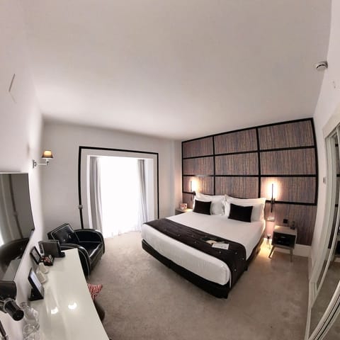 Standard Double Room | Minibar, in-room safe, desk, soundproofing