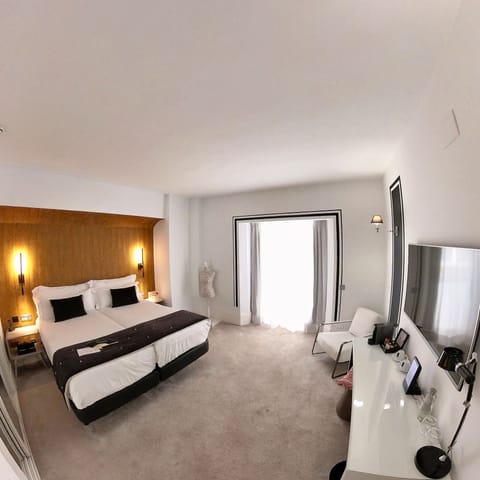 Executive Room | Minibar, in-room safe, desk, soundproofing