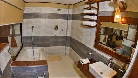 Combined shower/tub, deep soaking tub, free toiletries, hair dryer