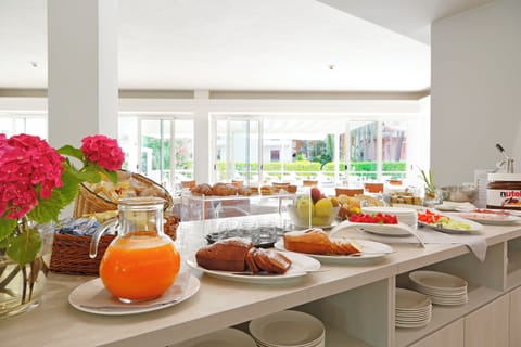 Daily buffet breakfast for a fee