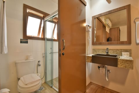 Standard Double Room | Bathroom | Shower, free toiletries, hair dryer, bidet