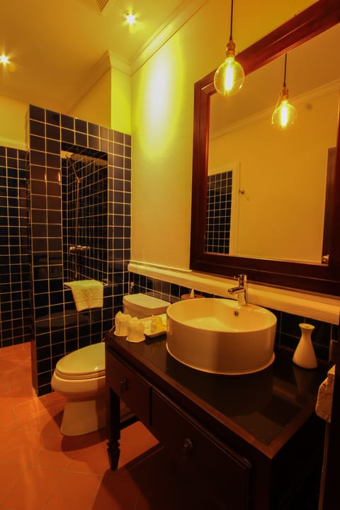 Superior Twin Room | Bathroom | Free toiletries, hair dryer, towels