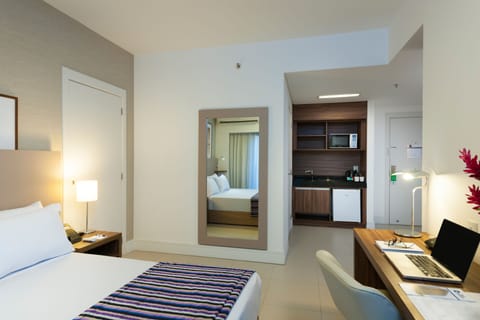 Standard Room, 1 Queen Bed, Non Smoking | Minibar, in-room safe, desk, laptop workspace