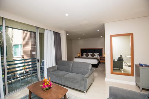 Premier Suite | Living area | 40-inch flat-screen TV with cable channels, TV