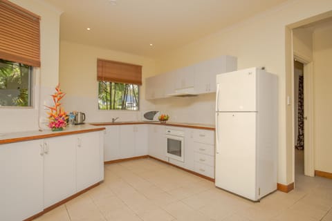 Basic Apartment, 2 Bedrooms, Kitchen | Private kitchen | Fridge, oven, coffee/tea maker, electric kettle