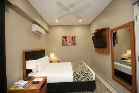Deluxe Room, 1 Queen Bed | In-room safe, desk, laptop workspace, soundproofing