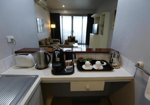 Premier Studio Suite | Private kitchen | Fridge, coffee/tea maker, electric kettle