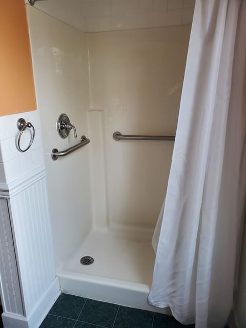 Handicap Accessible Queen Room | Bathroom | Separate tub and shower, jetted tub, free toiletries, hair dryer