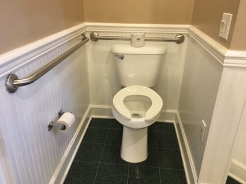 Handicap Accessible Queen Room | Bathroom | Separate tub and shower, jetted tub, free toiletries, hair dryer