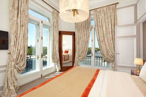 Junior Suite Eiffel Tower | Premium bedding, pillowtop beds, minibar, in-room safe