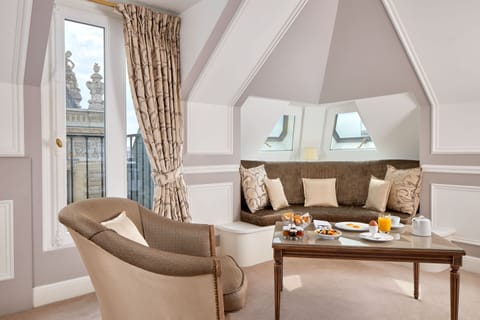 Junior Suite Eiffel Tower | Living area | 40-inch TV with satellite channels, offices