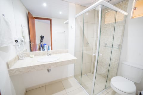 Family Standard Room | Bathroom | Shower, free toiletries, hair dryer, towels