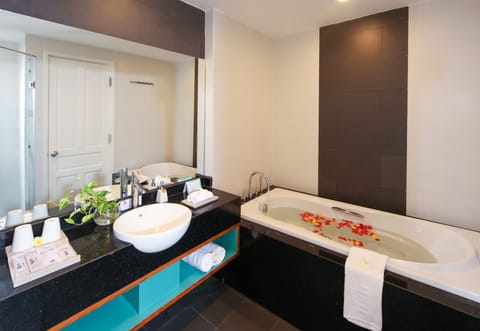 Suite | Bathroom | Free toiletries, hair dryer, bathrobes, slippers