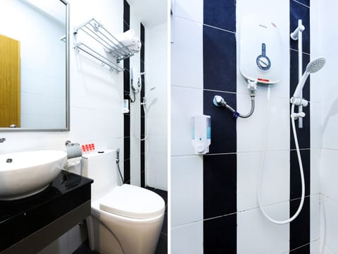 Deluxe Twin Room | Bathroom | Shower, hair dryer, towels