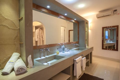 Villa, 4 Bedrooms | Bathroom | Free toiletries, hair dryer, bathrobes, bidet