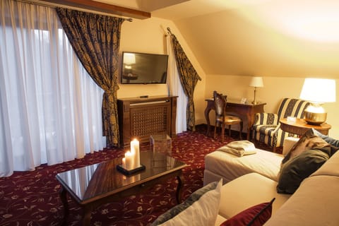 Deluxe Suite | 1 bedroom, premium bedding, minibar, in-room safe