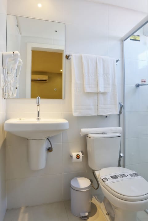 Standard Double Room | Bathroom | Shower, free toiletries, hair dryer, towels