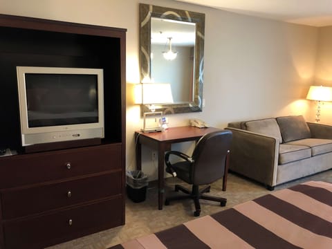 Executive Suite 1 King with Kitchen | In-room safe, desk, laptop workspace, blackout drapes