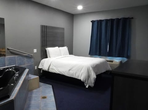 Suite, 1 Queen Bed, Non Smoking (Jacuzzi) | Individually decorated, individually furnished, desk, soundproofing