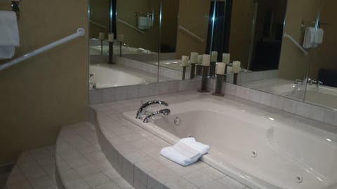 Combined shower/tub, hair dryer, towels