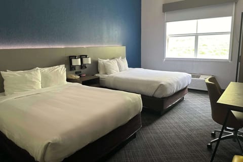 Business Suite, Multiple Beds, Non Smoking | Premium bedding, in-room safe, desk, laptop workspace