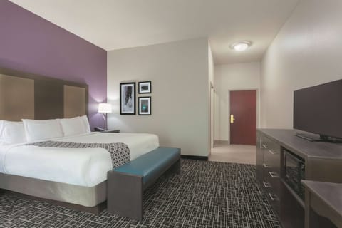 Room, 1 King Bed, Non Smoking | Premium bedding, in-room safe, desk, blackout drapes