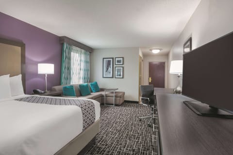 Deluxe Room, 1 King Bed, Non Smoking (Deluxe Executive Room) | Premium bedding, in-room safe, desk, blackout drapes