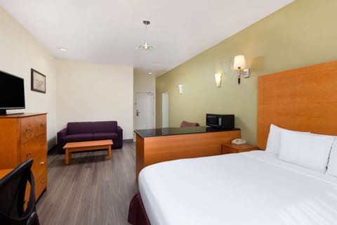 Deluxe Room, 1 King Bed, Accessible, Non Smoking (Mobility/Hearing) | Premium bedding, pillowtop beds, in-room safe, desk