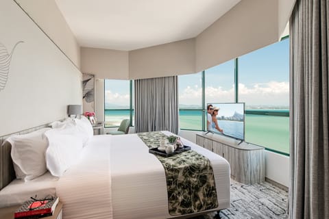 1 Bedroom Premier Sea View | Premium bedding, down comforters, in-room safe, individually decorated