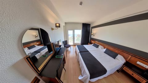 Double Room, Sea View | Minibar, in-room safe, desk, free cribs/infant beds