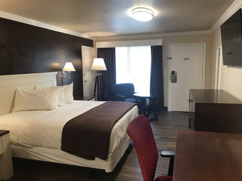 Standard Room, 1 King Bed | Desk, blackout drapes, iron/ironing board, rollaway beds