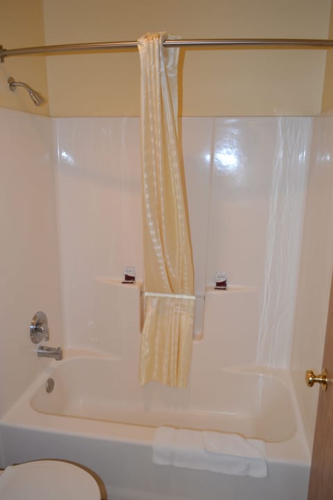 Standard Room, 1 Queen Bed, Non Smoking | Bathroom | Shower, hair dryer, towels