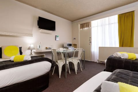 Quadruple Room | In-room safe, iron/ironing board, free WiFi, bed sheets