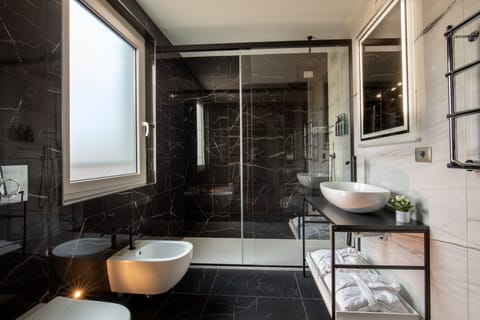 Suite | Bathroom | Shower, eco-friendly toiletries, towels