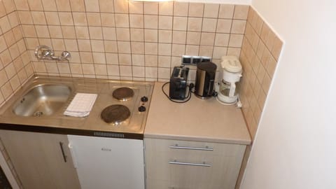 Fridge, microwave, stovetop, coffee/tea maker