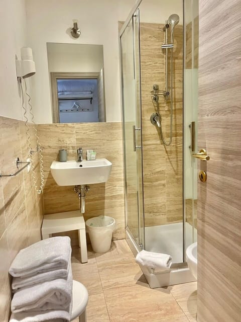 Classic Double or Twin Room | Bathroom | Shower, free toiletries, hair dryer, bidet