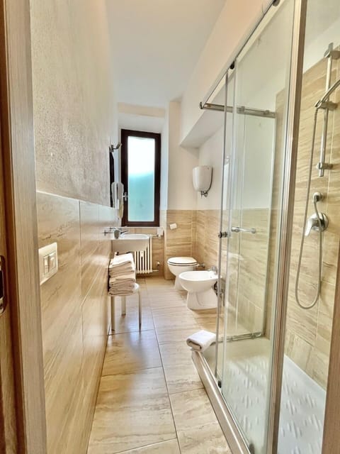 Basic Triple Room | Bathroom | Shower, free toiletries, hair dryer, bidet