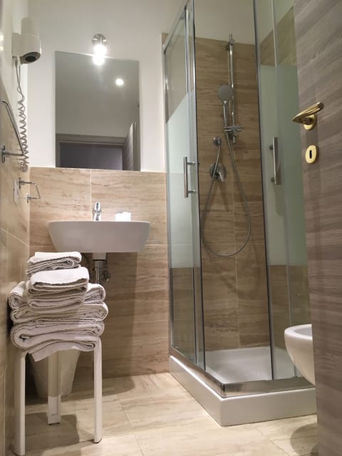 Basic Triple Room | Bathroom | Shower, free toiletries, hair dryer, bidet