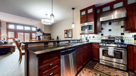 Townhome, 3 Bedrooms | Private kitchen | Fridge, microwave, oven, dishwasher