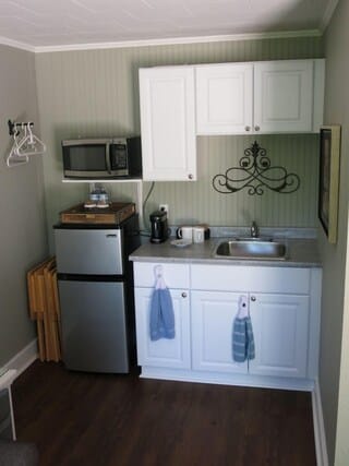 Suite, Non Smoking, Kitchenette | Private kitchenette | Mini-fridge, coffee/tea maker