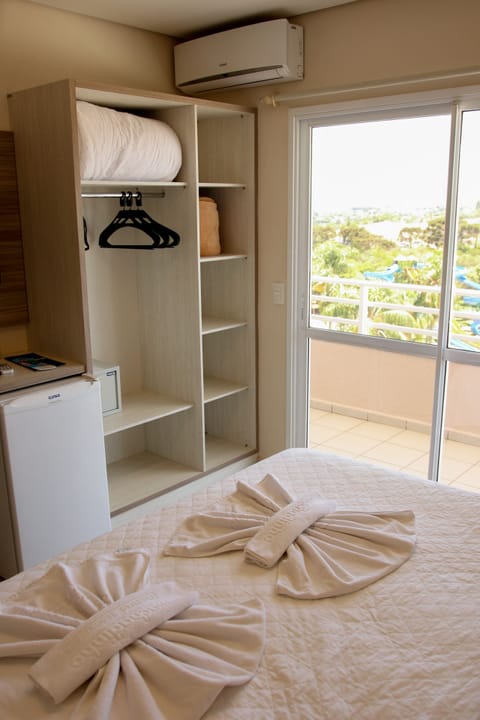 Quarto Triplo Luxo | Minibar, in-room safe, desk, free WiFi