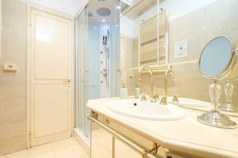 Double Room, 1 Bedroom, Shared Bathroom | Bathroom | Free toiletries, hair dryer, towels