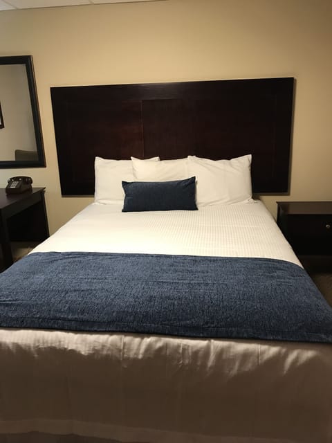 Standard Room, 1 Queen Bed, Refrigerator & Microwave | Desk, free WiFi, bed sheets